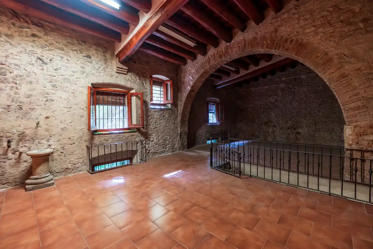 Edificio en venta en el centro peatonal y comercial de Figueres con alto potencial de rentabilidad.