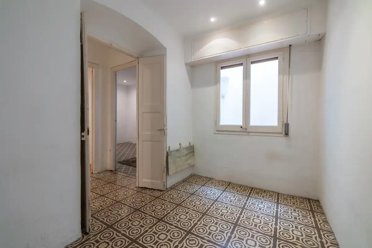 Edificio en venta en el centro peatonal y comercial de Figueres con alto potencial de rentabilidad.