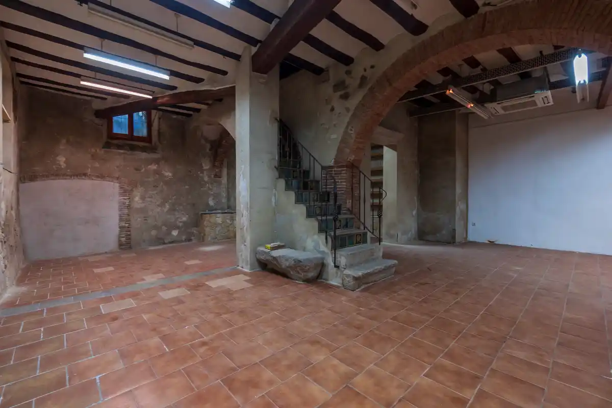 Edificio en venta en el centro peatonal y comercial de Figueres con alto potencial de rentabilidad.