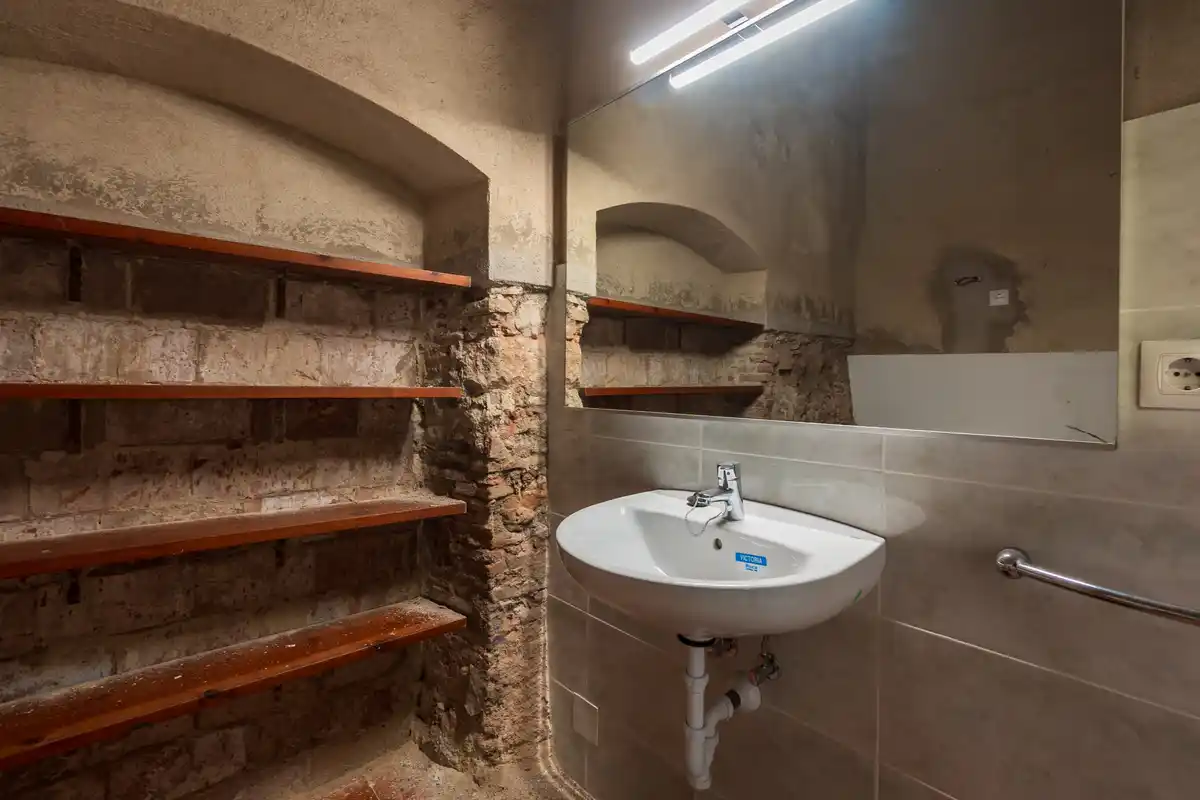 Edificio en venta en el centro peatonal y comercial de Figueres con alto potencial de rentabilidad.