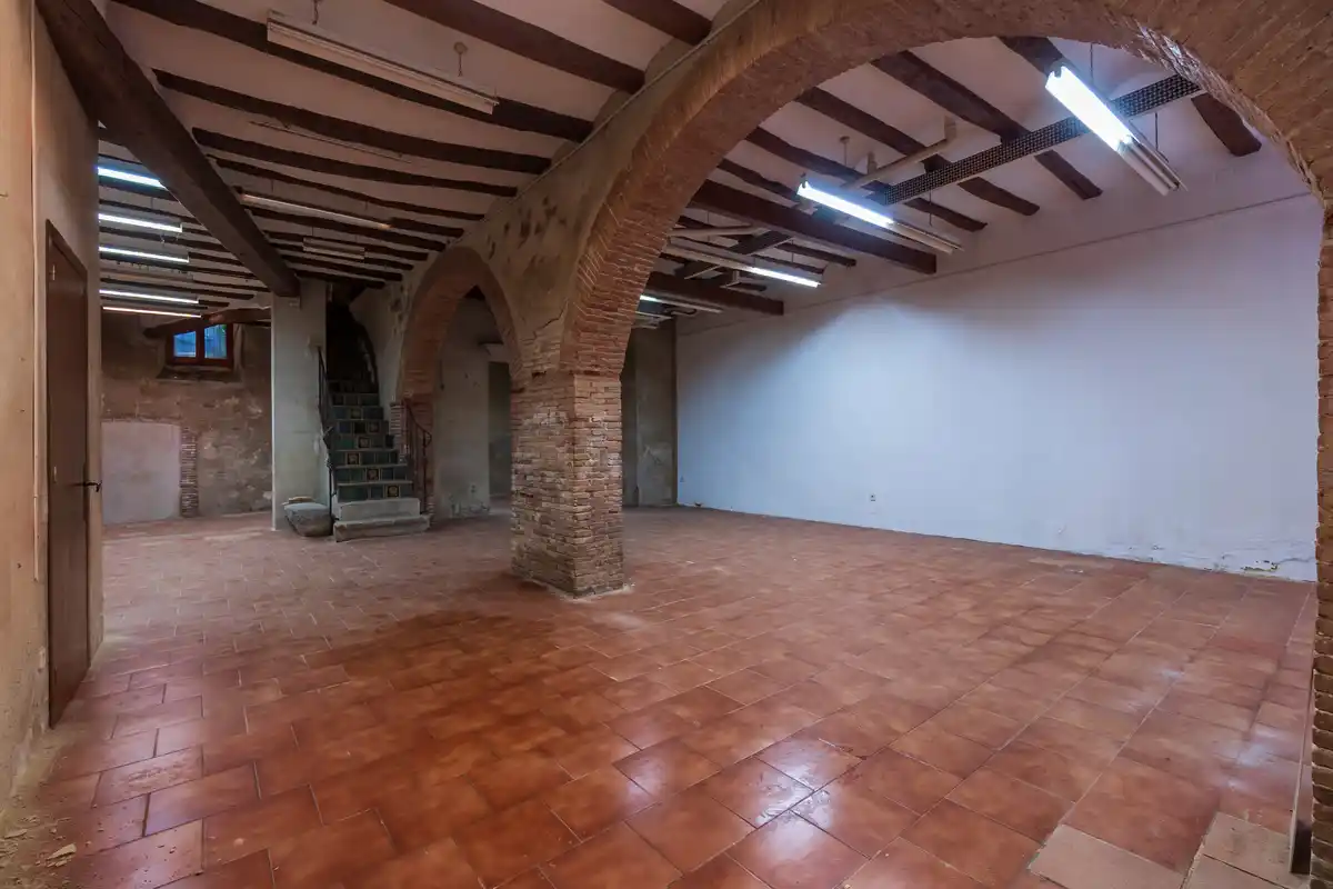 Edificio en venta en el centro peatonal y comercial de Figueres con alto potencial de rentabilidad.