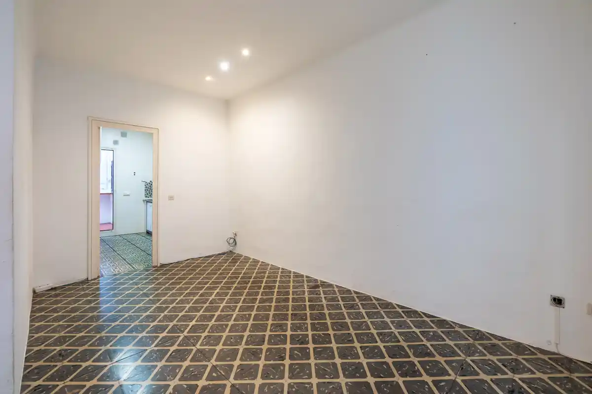 Edificio en venta en el centro peatonal y comercial de Figueres con alto potencial de rentabilidad.