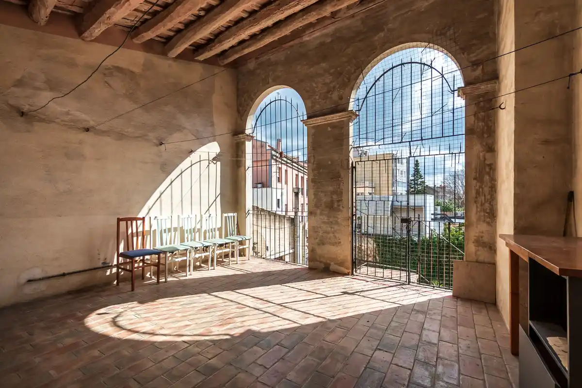 Edificio en venta en el centro peatonal y comercial de Figueres con alto potencial de rentabilidad.