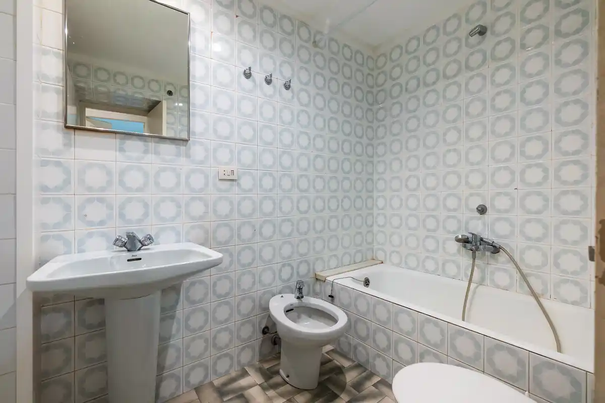 Edificio en venta en el centro peatonal y comercial de Figueres con alto potencial de rentabilidad.