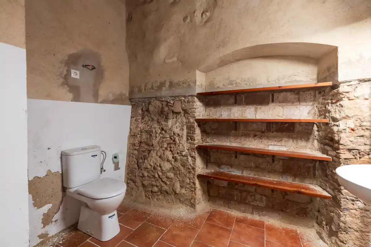 Edificio en venta en el centro peatonal y comercial de Figueres con alto potencial de rentabilidad.