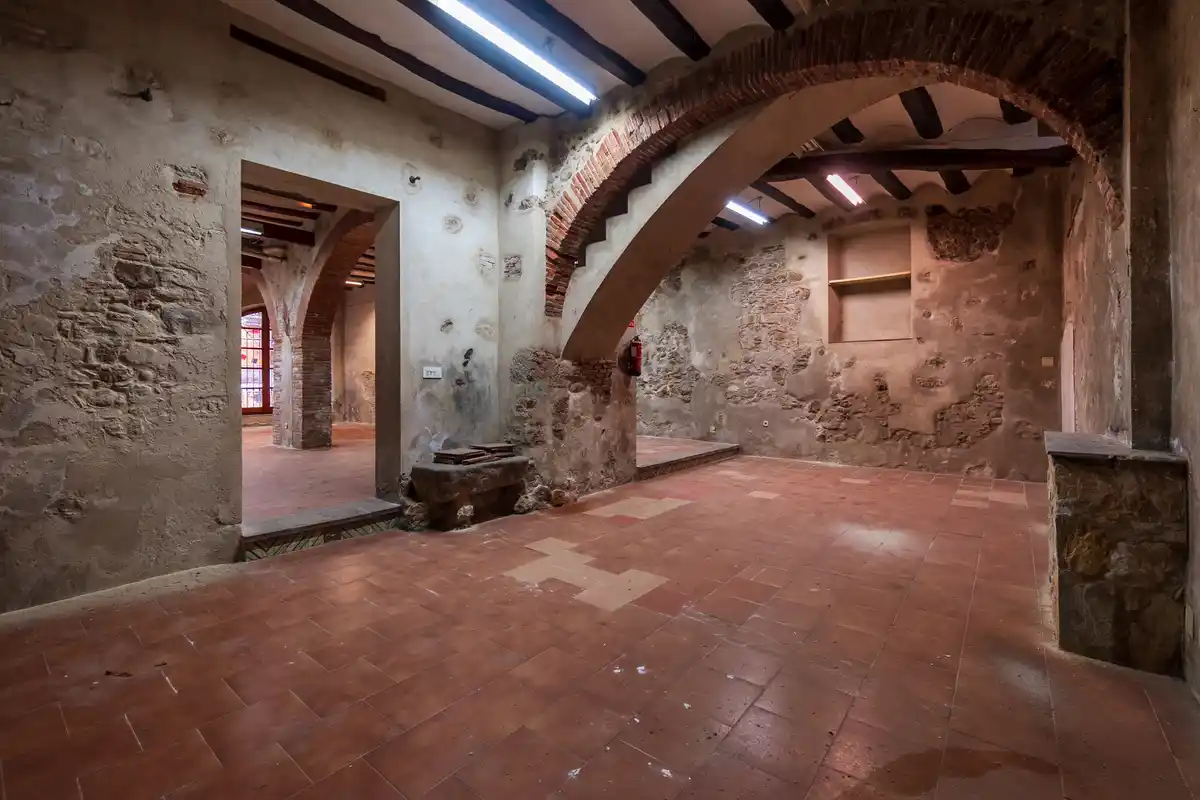 Edificio en venta en el centro peatonal y comercial de Figueres con alto potencial de rentabilidad.