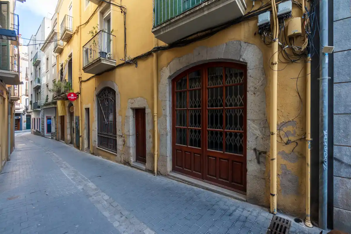 Edificio en venta en el centro peatonal y comercial de Figueres con alto potencial de rentabilidad.