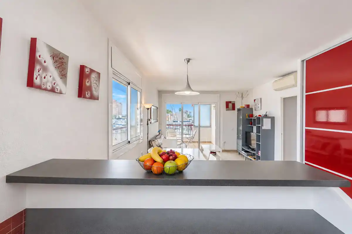 Tu rincón junto al mar en Roses: terraza con vistas al canal y parking privado