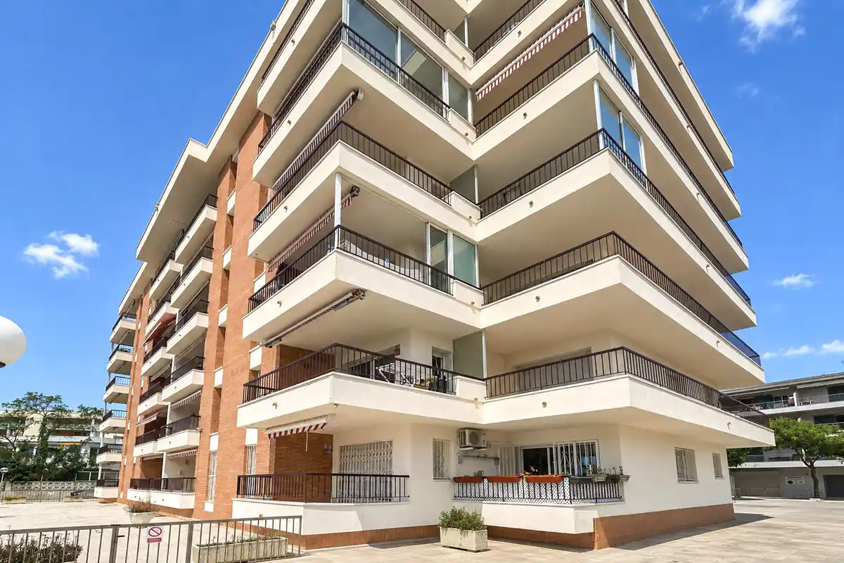 Tu rincón junto al mar en Roses: terraza con vistas al canal y parking privado