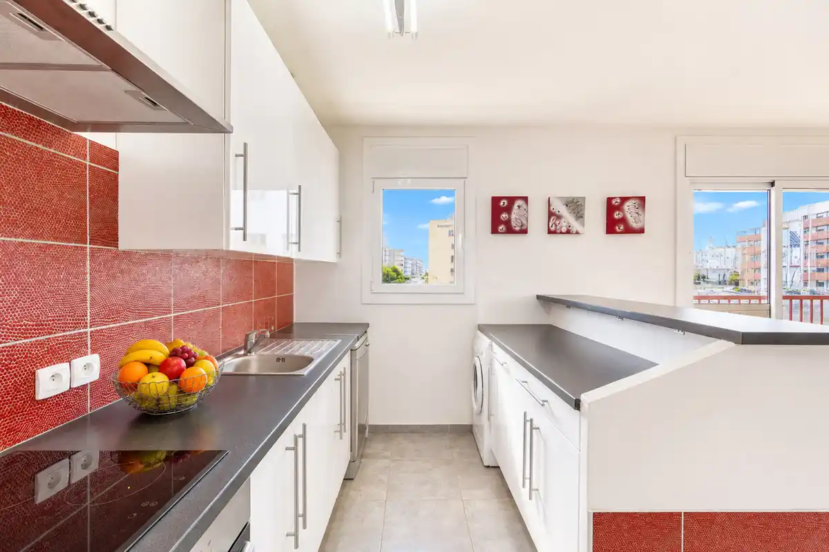 Tu rincón junto al mar en Roses: terraza con vistas al canal y parking privado