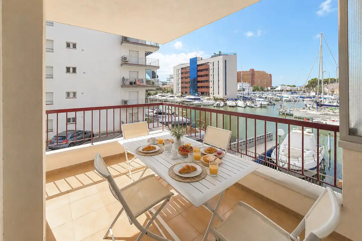 Tu rincón junto al mar en Roses: terraza con vistas al canal y parking privado