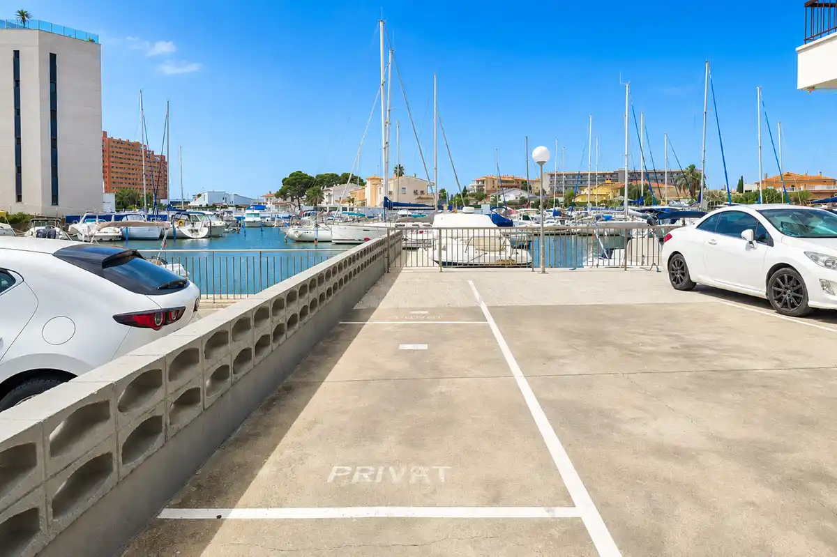 Tu rincón junto al mar en Roses: terraza con vistas al canal y parking privado