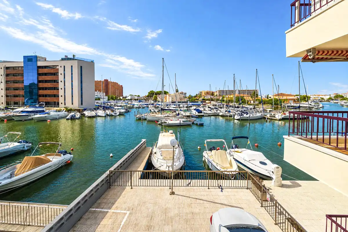 Tu rincón junto al mar en Roses: terraza con vistas al canal y parking privado