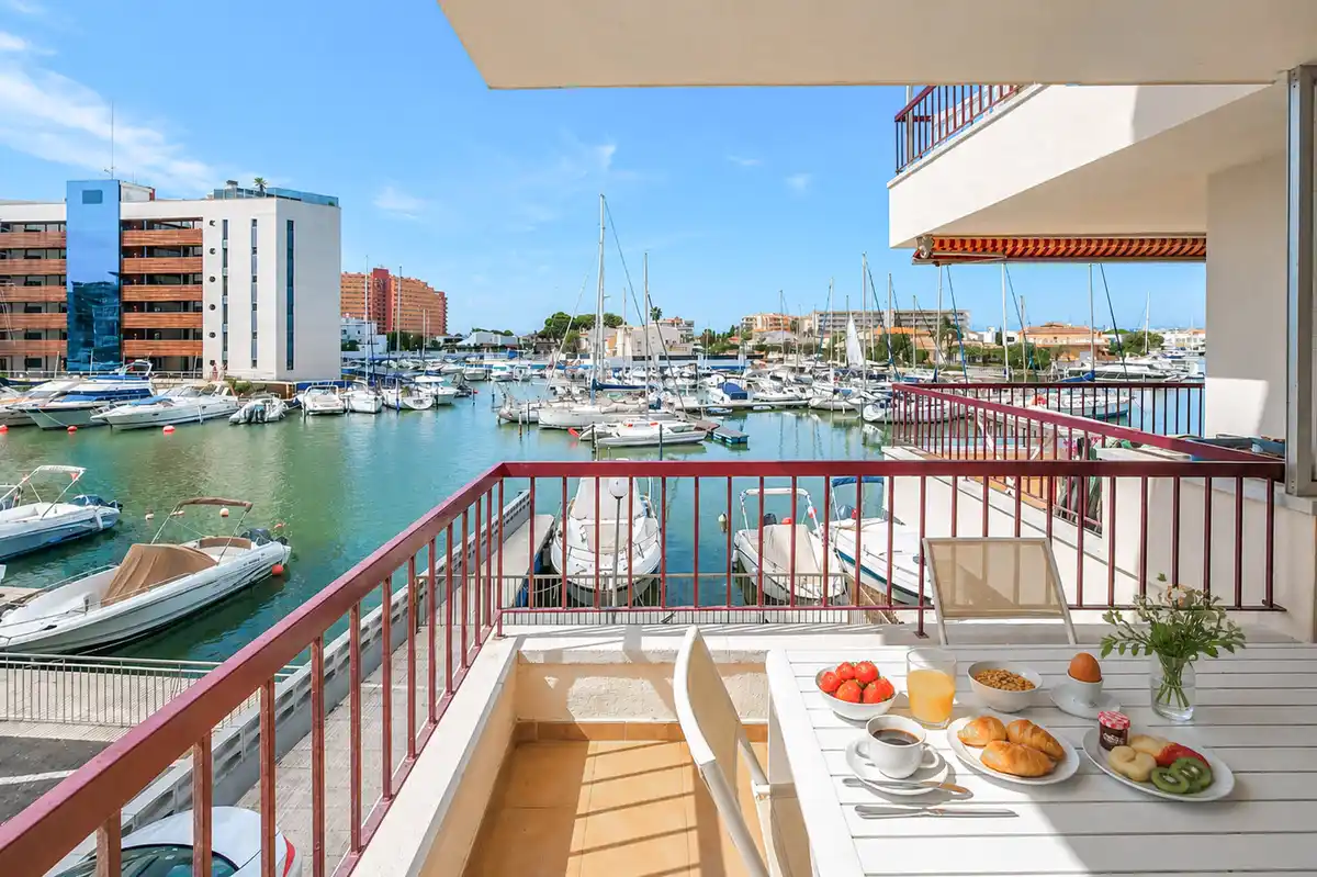 Tu rincón junto al mar en Roses: terraza con vistas al canal y parking privado