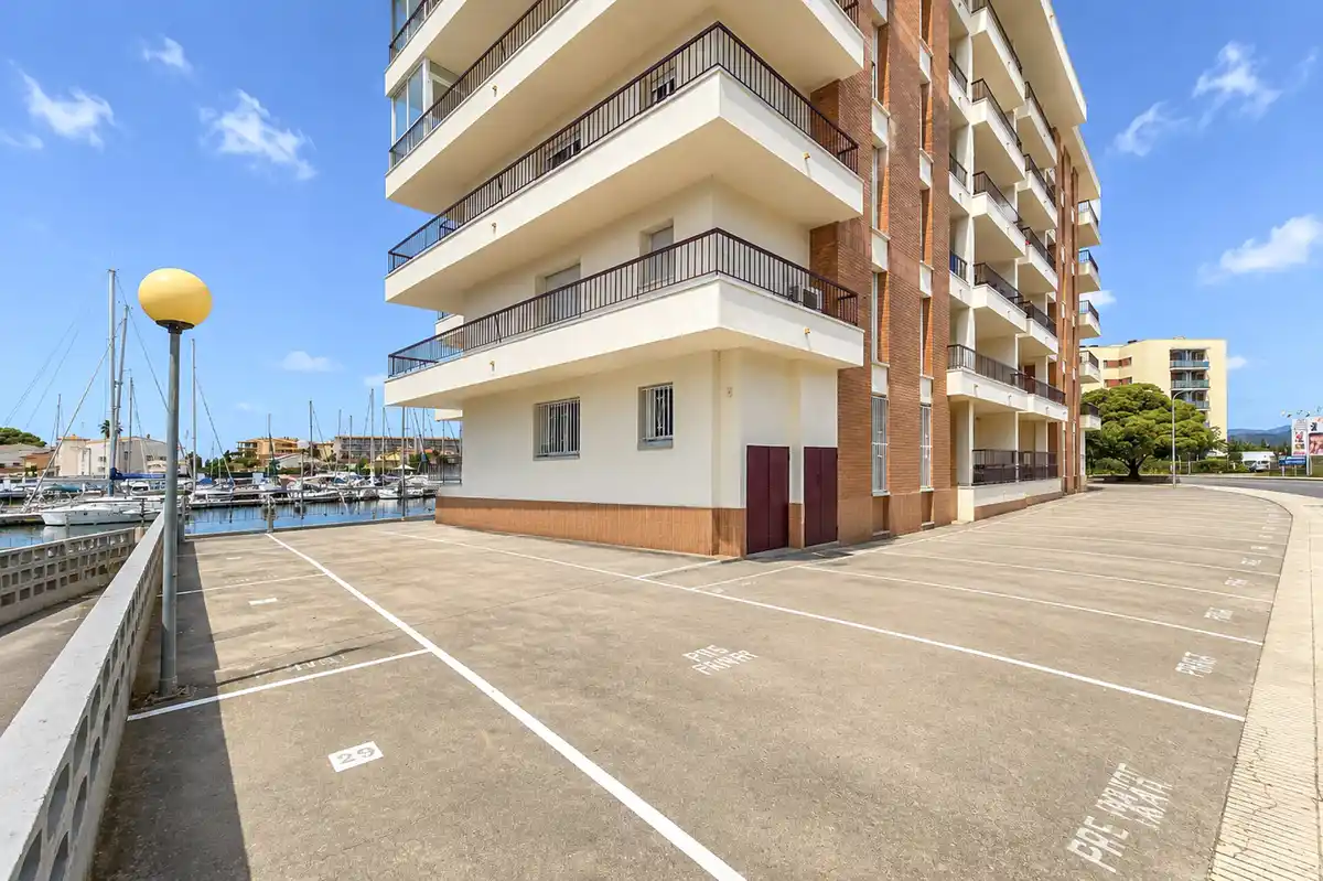 Tu rincón junto al mar en Roses: terraza con vistas al canal y parking privado