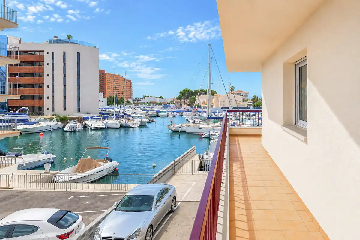 Tu rincón junto al mar en Roses: terraza con vistas al canal y parking privado
