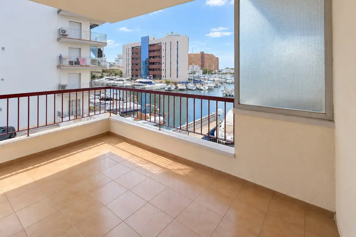 Tu rincón junto al mar en Roses: terraza con vistas al canal y parking privado