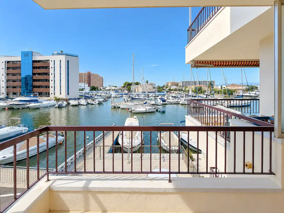 Tu rincón junto al mar en Roses: terraza con vistas al canal y parking privado