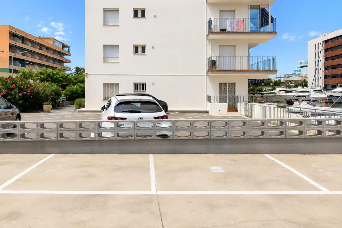 Tu rincón junto al mar en Roses: terraza con vistas al canal y parking privado