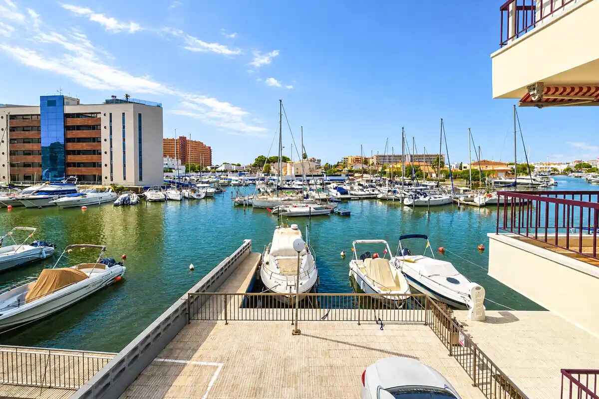 El teu racó vora el mar a Roses: terrassa amb vistes al canal i pàrquing privat