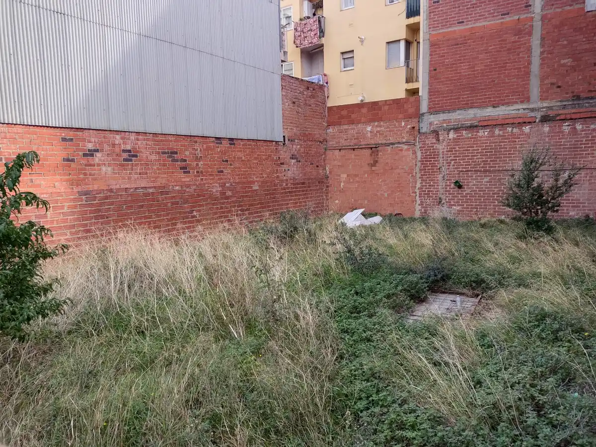 Venta de terreno para construir un edificio en la Calle Tapis Figueres.