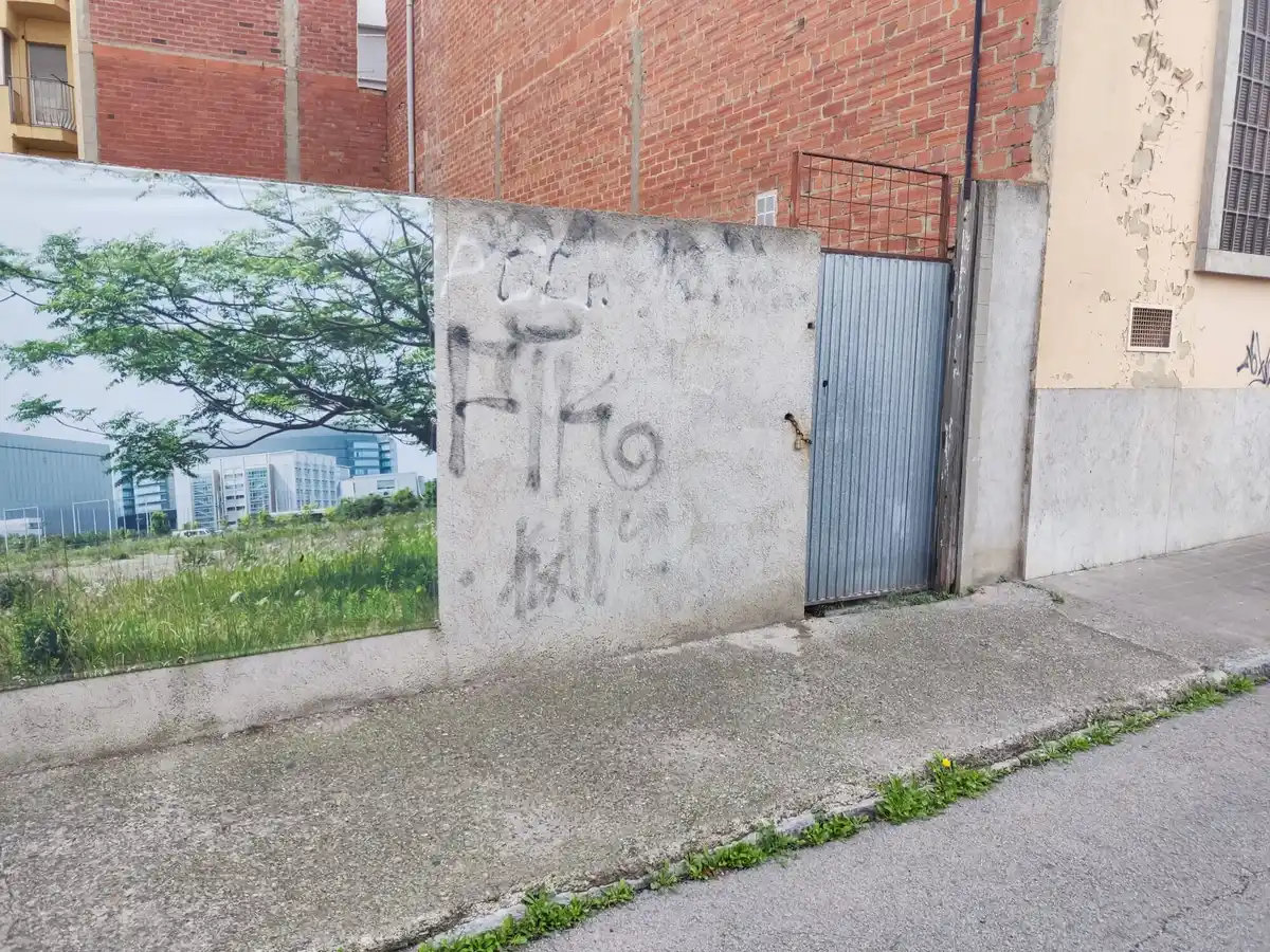 Venta de terreno para construir un edificio en la Calle Tapis Figueres.