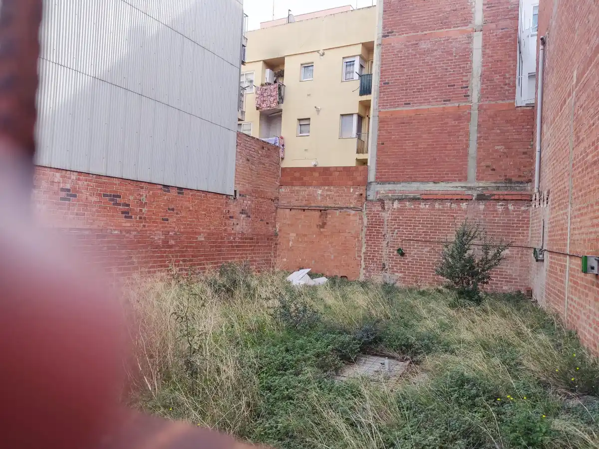 Venta de terreno para construir un edificio en la Calle Tapis Figueres.