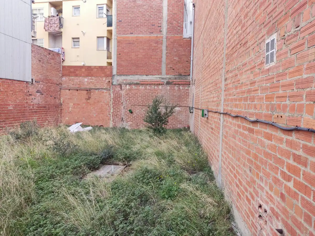 Venta de terreno para construir un edificio en la Calle Tapis Figueres.