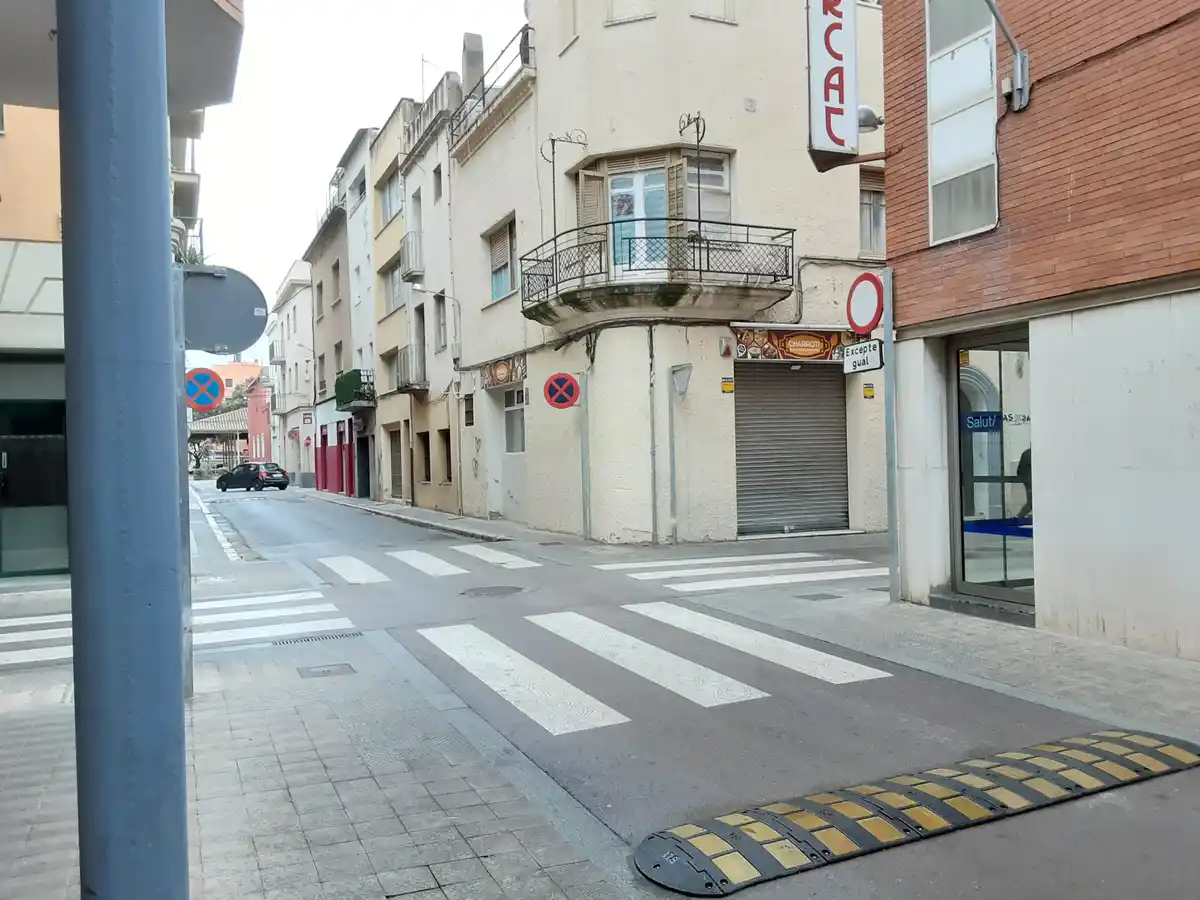 Local a pie de calle, a pocos metros de la plaza de la Palmera (Figueres).