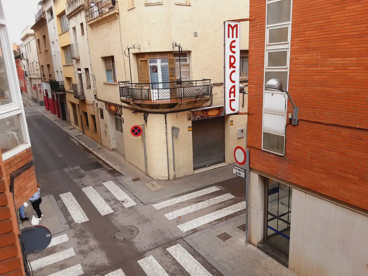Local a pie de calle, a pocos metros de la plaza de la Palmera (Figueres).