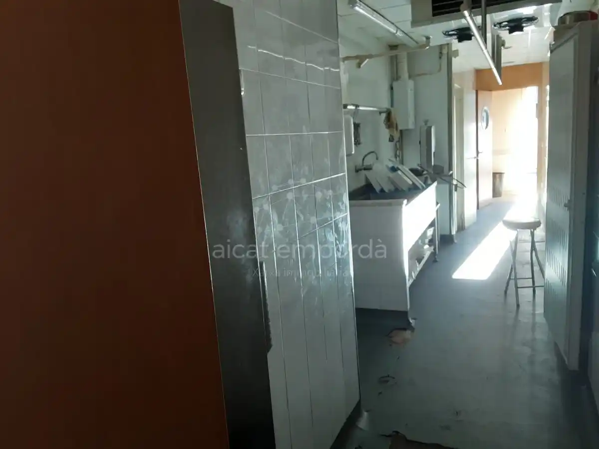 Carnicería totalmente equipada en la calle más comercial del Puerto de Llançà.