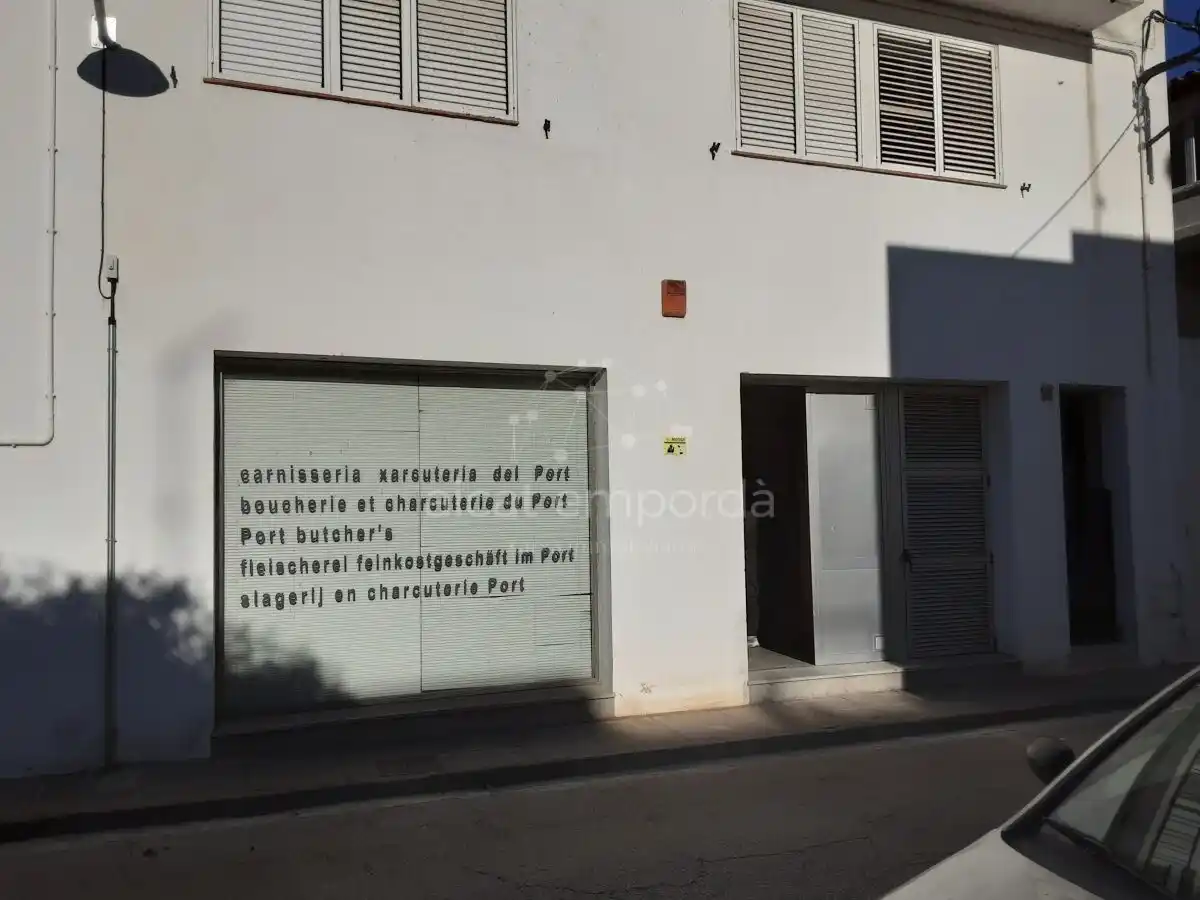 Carnicería totalmente equipada en la calle más comercial del Puerto de Llançà.