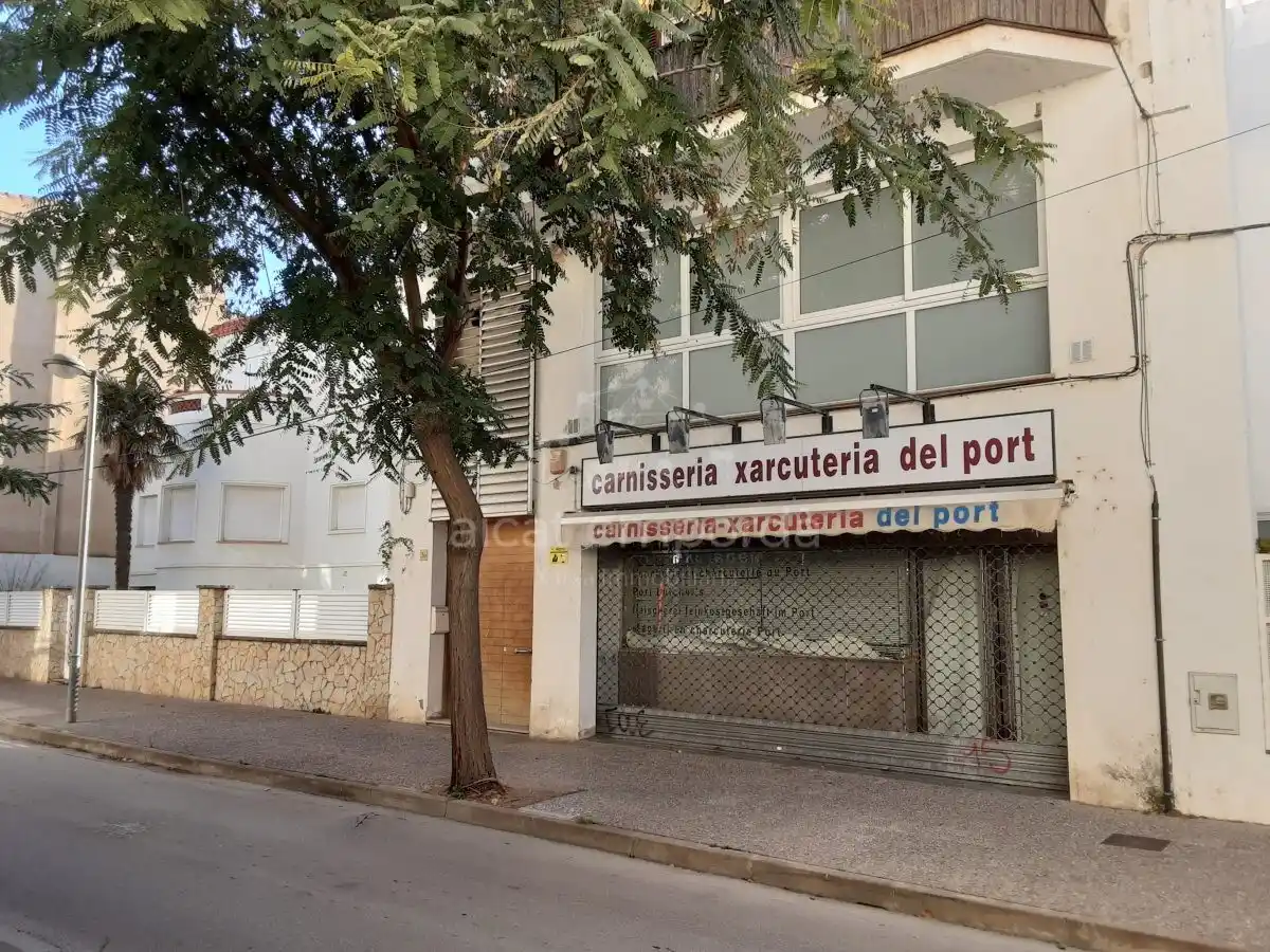 Carnicería totalmente equipada en la calle más comercial del Puerto de Llançà.