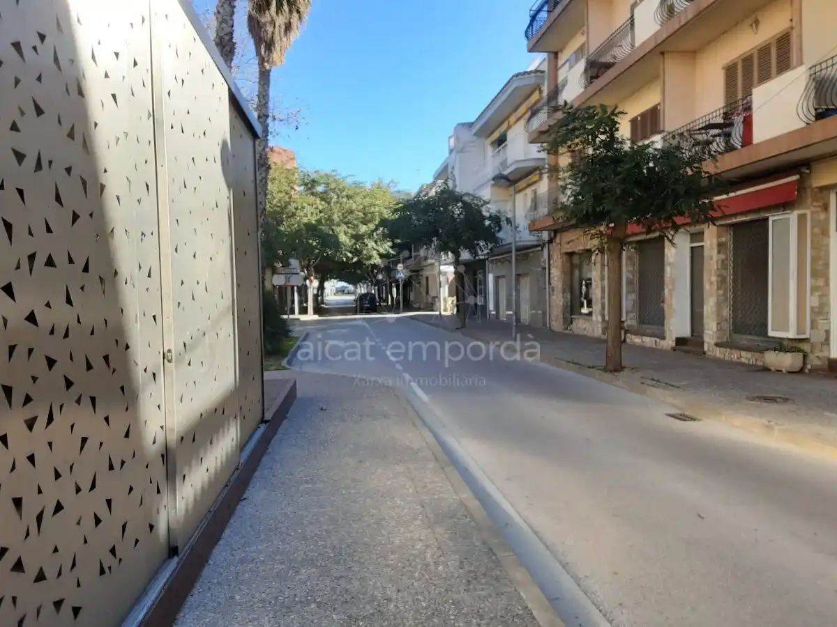 Carnicería totalmente equipada en la calle más comercial del Puerto de Llançà.