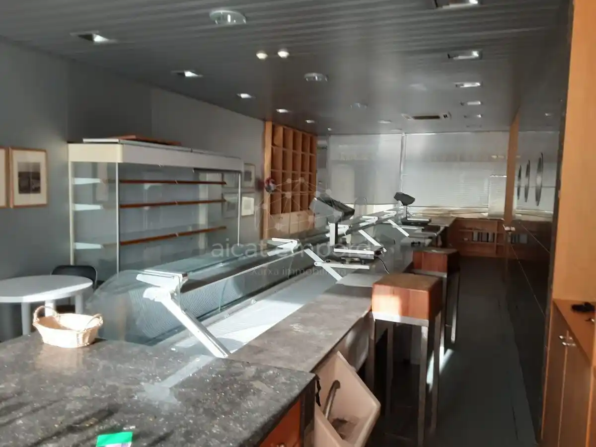 Carnicería totalmente equipada en la calle más comercial del Puerto de Llançà.