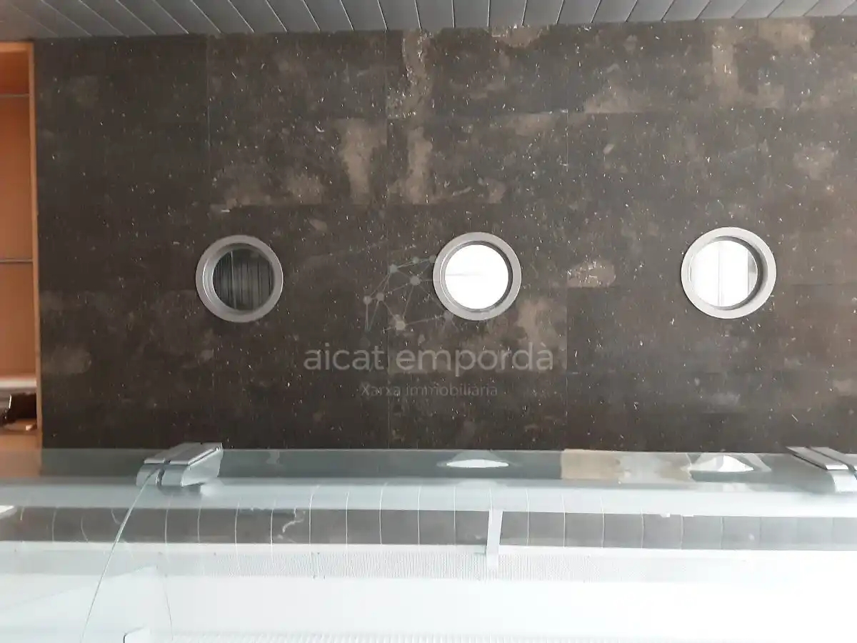 Carnicería totalmente equipada en la calle más comercial del Puerto de Llançà.