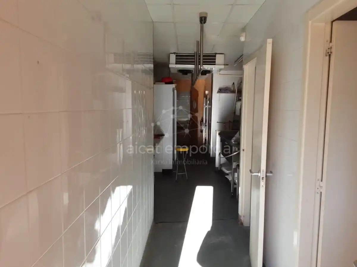 Carnicería totalmente equipada en la calle más comercial del Puerto de Llançà.