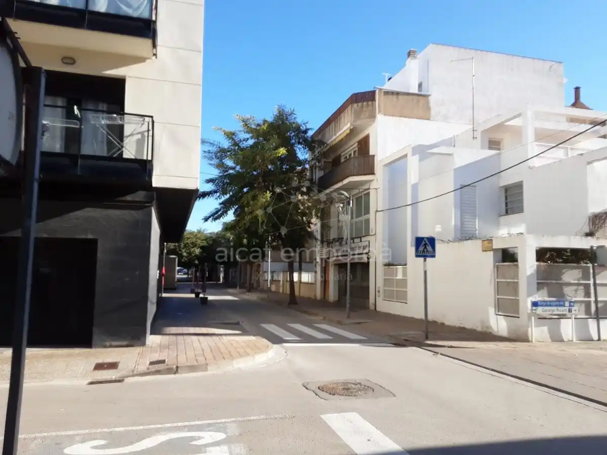 Carnicería totalmente equipada en la calle más comercial del Puerto de Llançà.