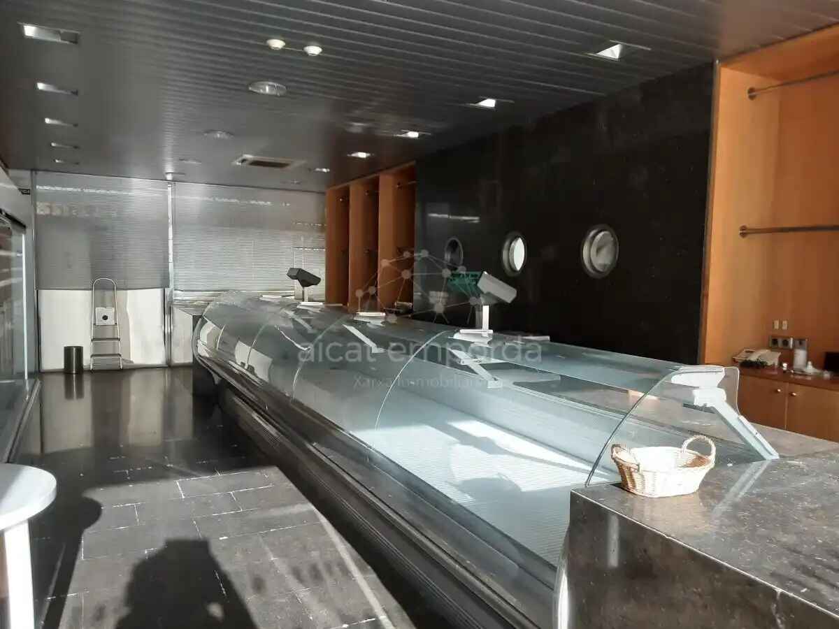 Carnisseria totalment equipada al carrer més comercial del Port de Llançà.