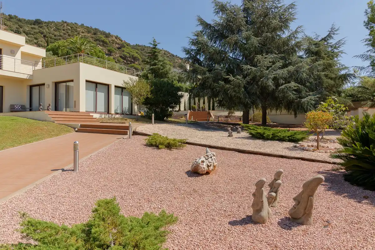 Magnífica casa moderna en Pau, ubicada en una zona tranquila y privada de la Costa Brava.
