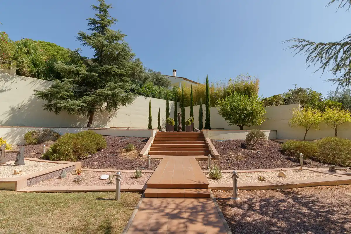 Magnífica casa moderna en Pau, ubicada en una zona tranquila y privada de la Costa Brava.