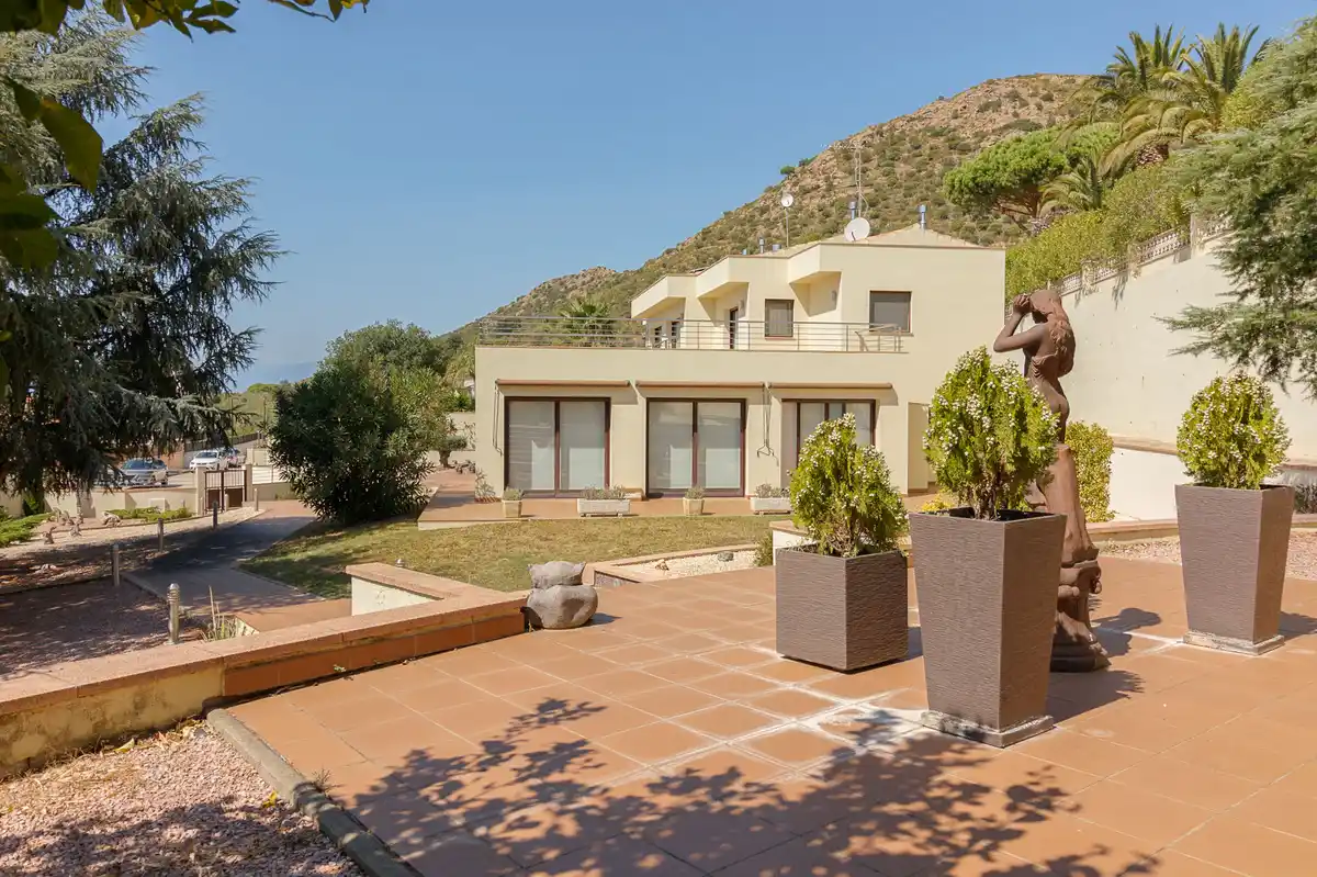 Magnífica casa moderna en Pau, ubicada en una zona tranquila y privada de la Costa Brava.
