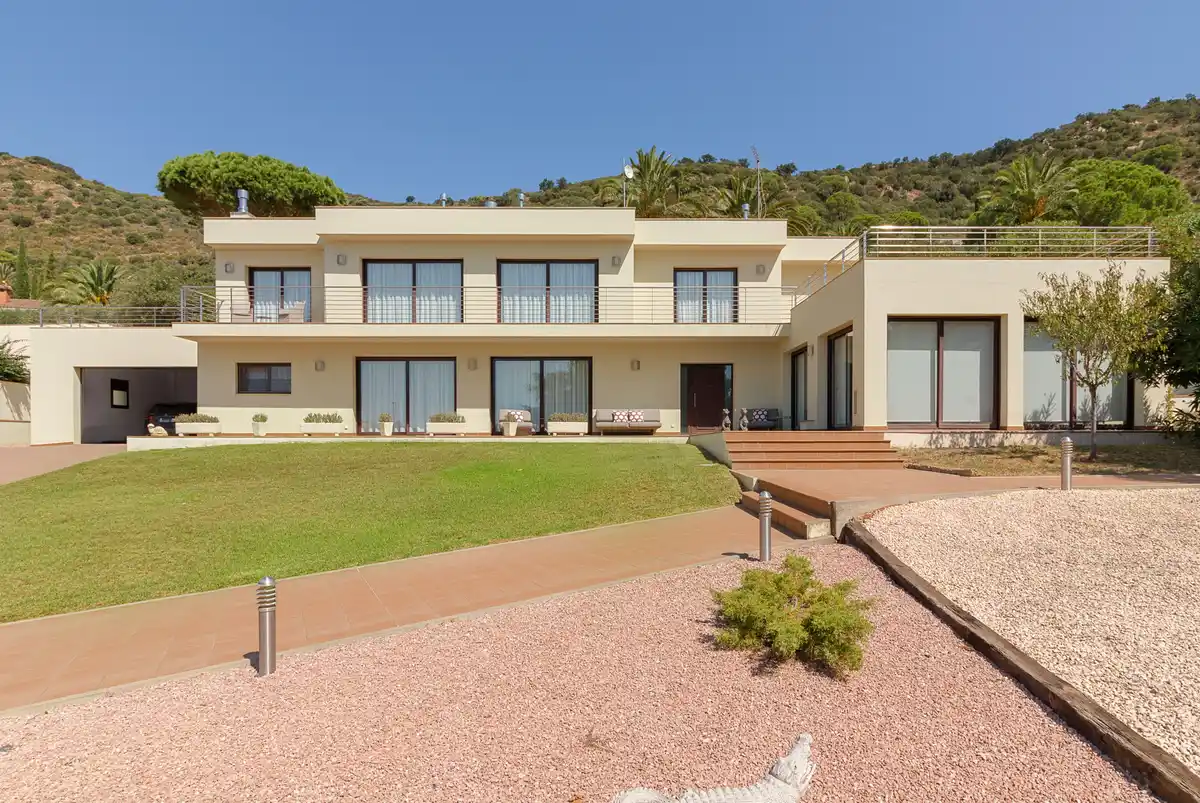 Magnífica casa moderna en Pau, ubicada en una zona tranquila y privada de la Costa Brava.