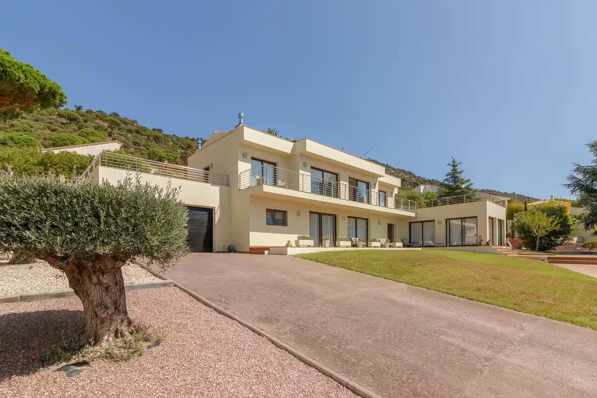 Magnífica casa moderna en Pau, ubicada en una zona tranquila y privada de la Costa Brava.