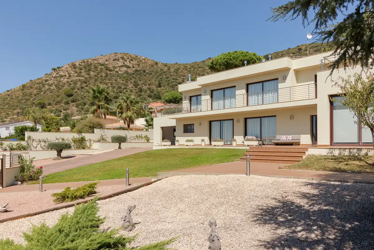 Magnífica casa moderna en Pau, ubicada en una zona tranquila y privada de la Costa Brava.