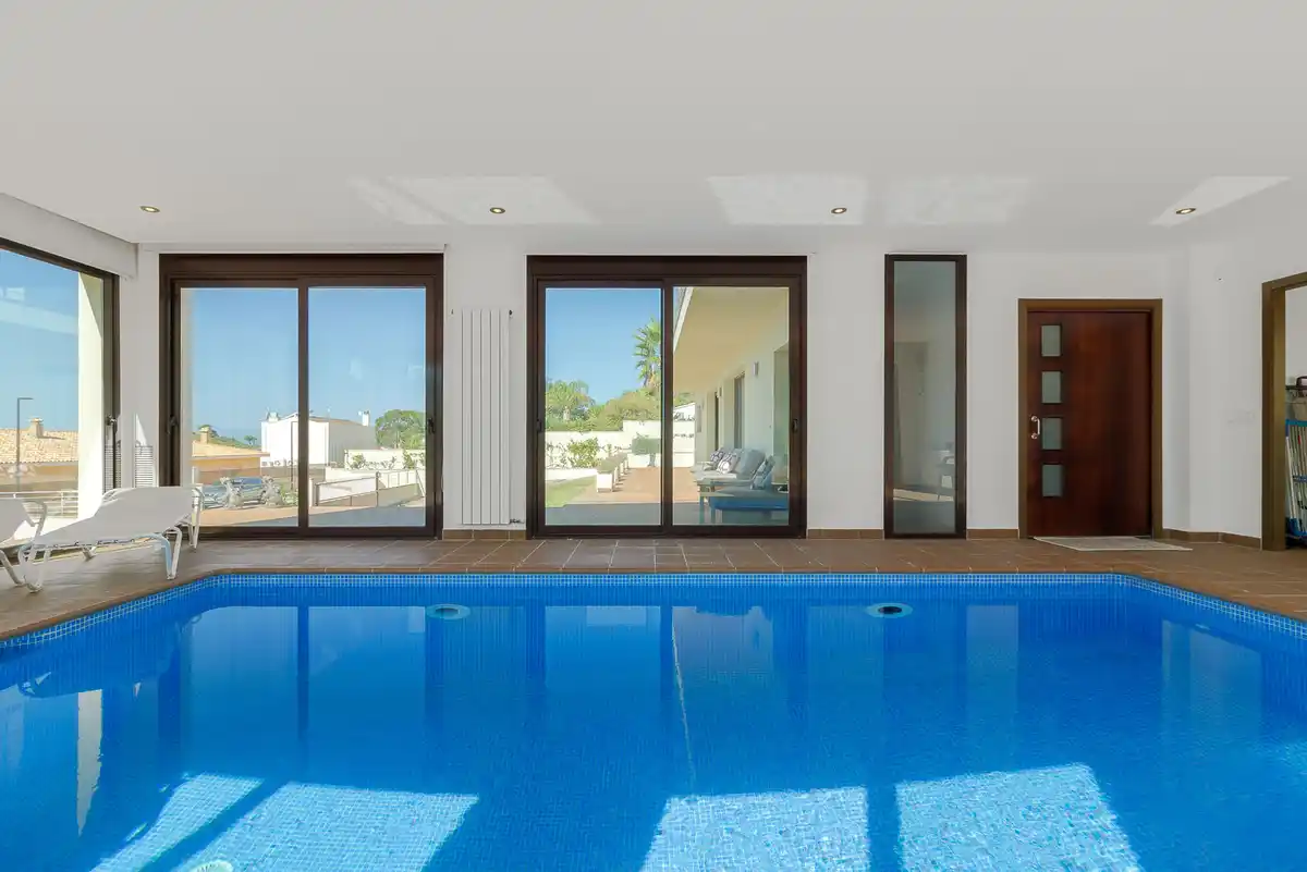 Magnífica casa moderna en Pau, ubicada en una zona tranquila y privada de la Costa Brava.