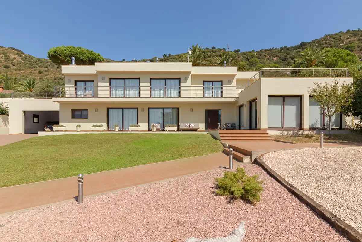 Magnífica casa moderna en Pau, ubicada en una zona tranquila y privada de la Costa Brava.