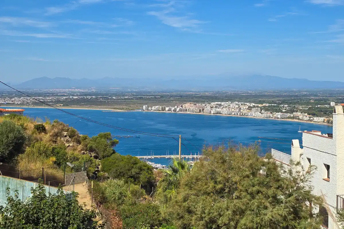 Descubre un lugar donde desconectar, disfrutar de la naturaleza y vivir Roses con calma.