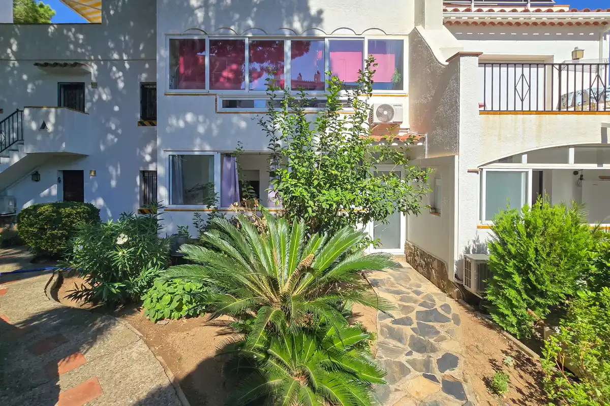 Descubre un lugar donde desconectar, disfrutar de la naturaleza y vivir Roses con calma.