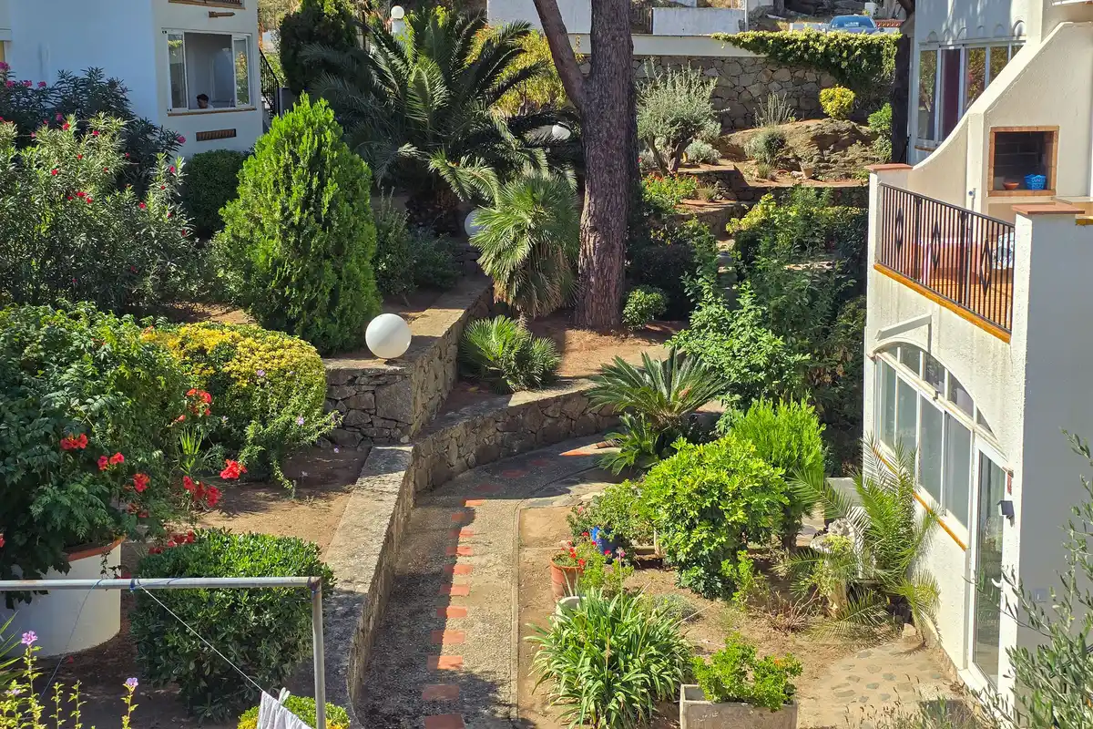 Descubre un lugar donde desconectar, disfrutar de la naturaleza y vivir Roses con calma.